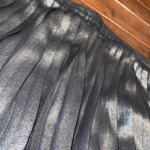 Pleated metallic skirt PERFECT for the holidays! - Picture 2 of 4